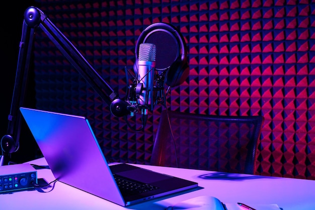 Home studio podcast microfono interno tavolo e sedia