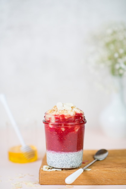 Homemde Budino vegano di Chia con frutti di bosco e latte