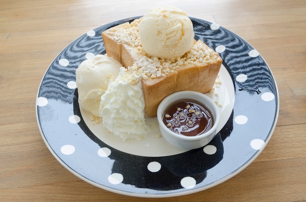 Honey Toast, Consiste di pane condito con miele e gelato