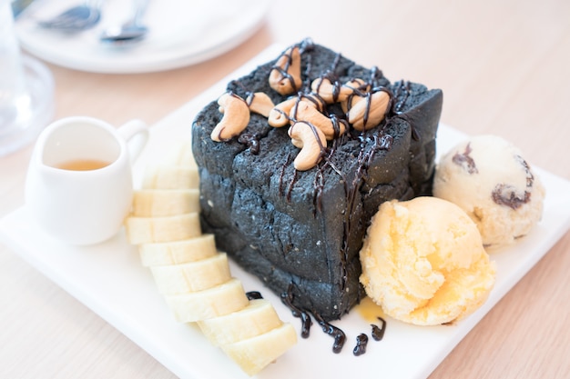 Honey Toast, il miele sul carbone e il gelato.