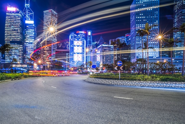 Hong Kong costruzione urbana e veicoli stradali, vista notturna