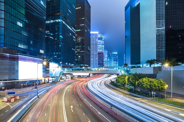 Hong Kong costruzione urbana e veicoli stradali, vista notturna