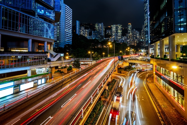 Hong Kong costruzione urbana e veicoli stradali, vista notturna