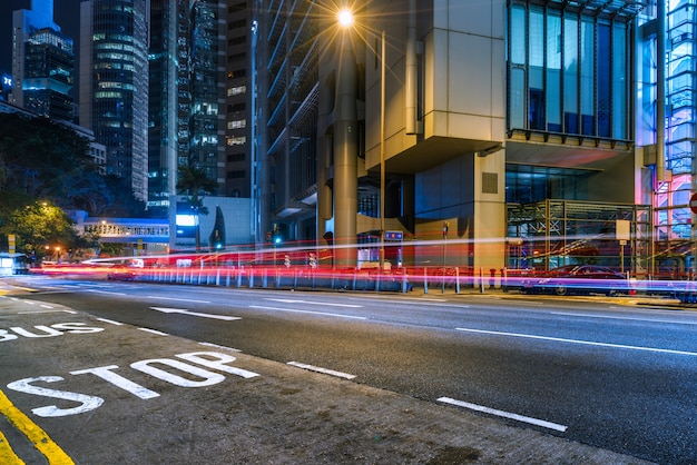 Hong Kong costruzione urbana e veicoli stradali, vista notturna