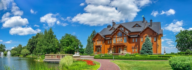 Honka o la principale casa in legno nella residenza Mezhyhirya, Kiev, Ucraina, in una soleggiata giornata estiva