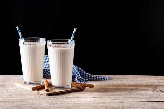 Horchata fresca con cannella in bicchiere