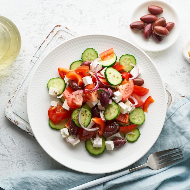 Horiatiki di insalata greca del villaggio con formaggio feta, olive, pomodorini, cetrioli e cipolla rossa