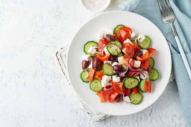 Horiatiki di insalata greca del villaggio con formaggio feta, olive, pomodorini, cetrioli e cipolla rossa