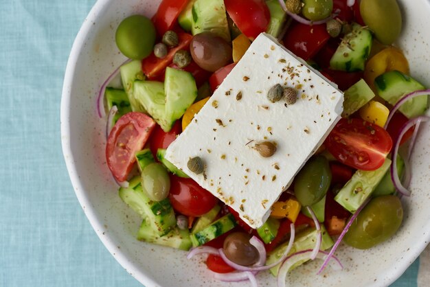 Horiatiki di insalata greca del villaggio con vista dall'alto di feta