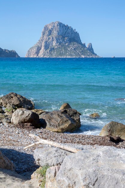 Hort Cove Beach rocce e sabbia e isola di Vedra, Ibiza, Spagna