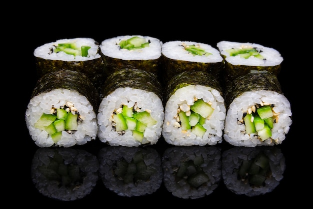 Hosomaki di sushi con cetriolo e sesamo