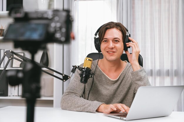 Host canale broadcaster registrazione telecamera con talk show in diretta pecuniario