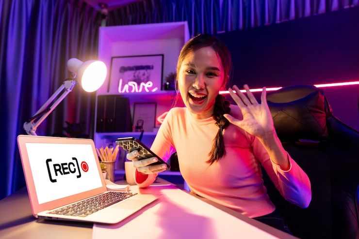 Foto host del canale asiatico che guarda la telecamera con gli stratagemmi online dei social media