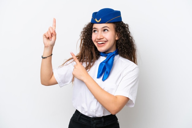 Hostess dell'aeroplano Donna araba isolata su sfondo bianco che punta con il dito indice una grande idea