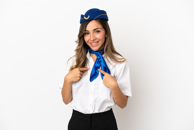 Hostess dell'aeroplano su sfondo bianco isolato con espressione facciale a sorpresa