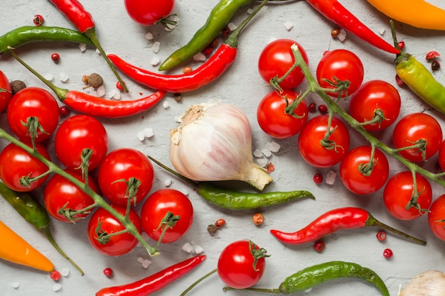 Hot chili peppers multi-colored, pomodoro ciliegia sul ramo