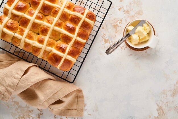 Hot Cross Buns di Pasqua. Colazione tradizionale e decorazioni per le vacanze di Pasqua