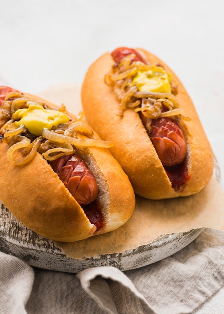 Hot dog ad alto angolo con cipolla