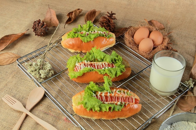 Hot dog alla griglia con panino alla griglia