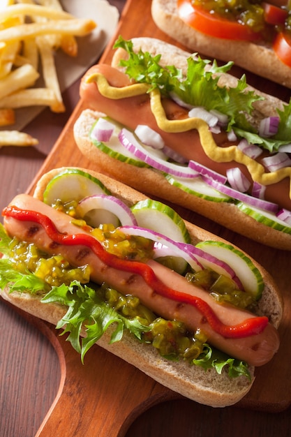 Hot dog alla griglia con senape di ketchup di verdure