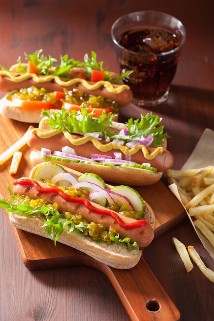 Hot dog alla griglia con senape di ketchup di verdure