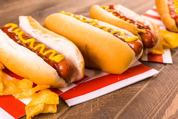 Hot dog alla griglia su panini bianchi per hot dog con senape e ketchup.