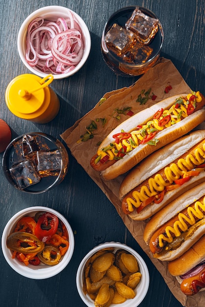 Hot dog americano con ingredienti su uno sfondo di legno scuro