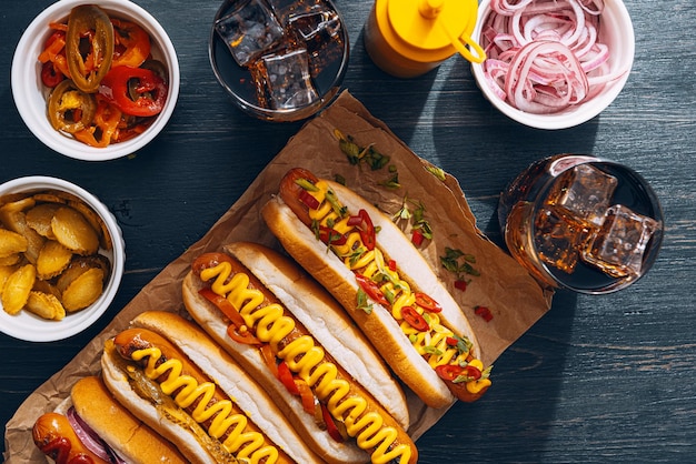 Hot dog americano con ingredienti su uno sfondo di legno scuro