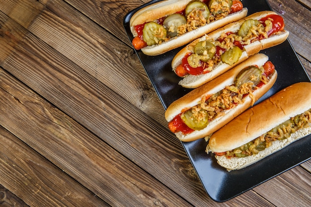 Hot dog americano con ingredienti