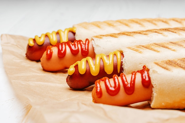 Hot dog classico con senape e ketchup