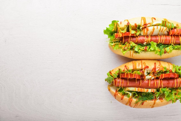 Hot dog con erbe e spezie senape e ketchup su sfondo di legno Spazio di visualizzazione superiore