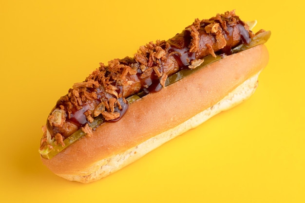 Hot dog con hot dog di pollo su sfondo giallo sfondo luminoso