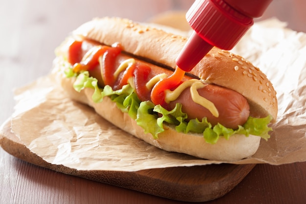 Hot dog con ketchup senape e lattuga