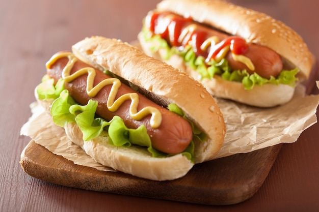 Hot dog con ketchup senape e verdure