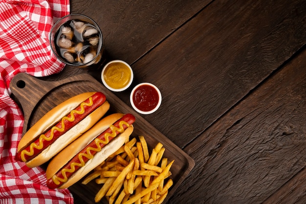 Hot dog con patatine fritte di senape gialla ketchup e soda