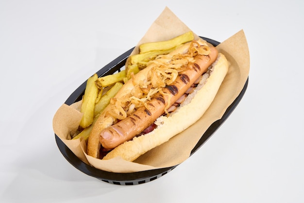 hot dog con patatine fritte e cipolla fritta