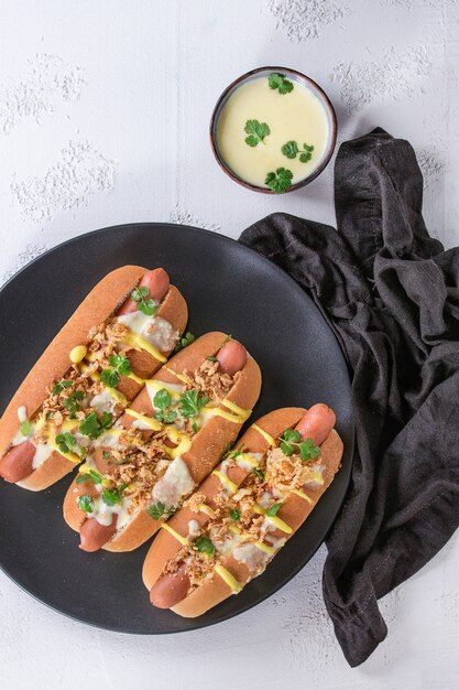 Hot dog con salsa di formaggio e senape