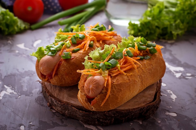 Hot dog con salsiccia, carota, cipolla, lattuga