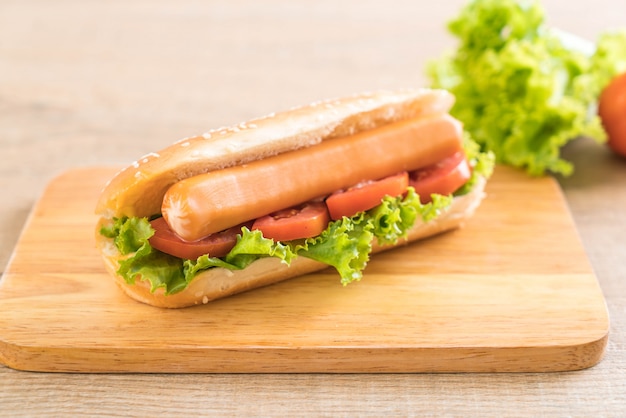 Hot dog con salsiccia e pomodoro