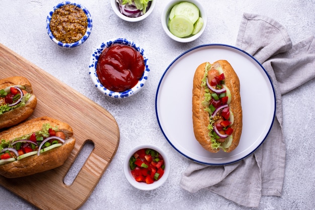 Hot dog con salsiccia, salse e verdure