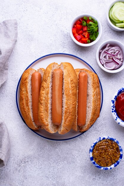 Hot dog con salsiccia, salse e verdure