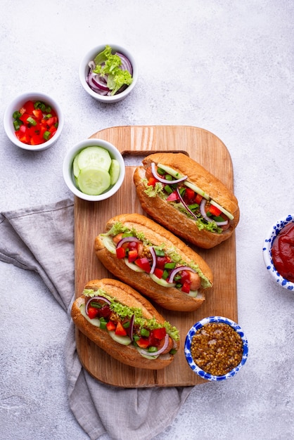 Hot dog con salsiccia, salse e verdure