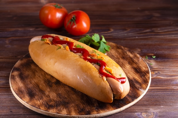 Hot dog di cibo fatto in casa ripieni di salsiccia e verdure su legno