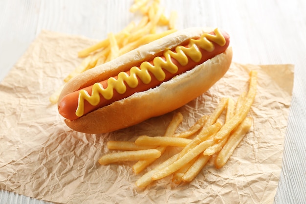 Hot dog e patate fritte su una superficie di legno