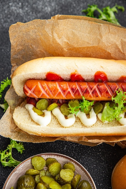 hot dog fast food panino salsiccia cetriolino ketchup maionese pasto cibo spuntino sul tavolo