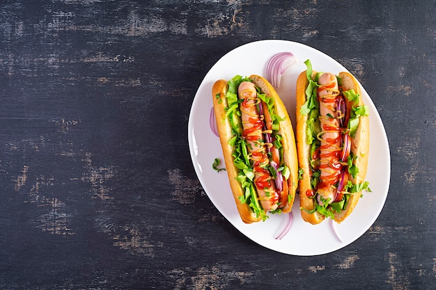 Hot dog fatti in casa con salsiccia su sfondo di legno