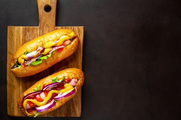 hot dog fatti in casa su sfondo concreto, ardesia con copia spazio per il test