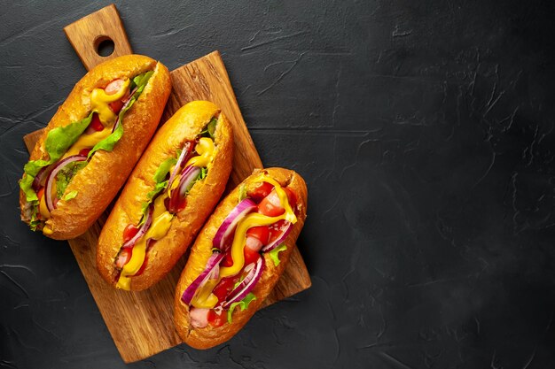 hot dog fatti in casa su uno sfondo di pietra con copia spazio per il test