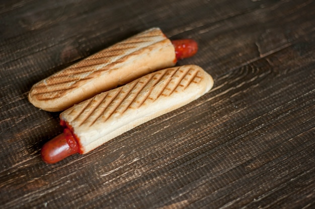 hot dog francesi su fondo di legno