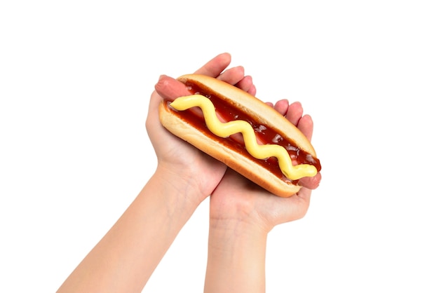 Hot dog in mano di donna isolato su sfondo bianco. Copia spazio.